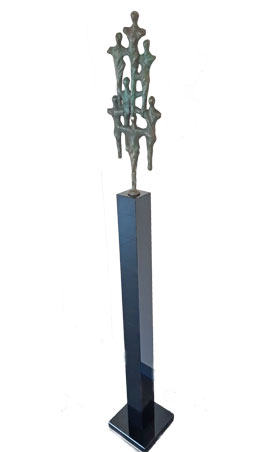 Granieten zuil met een bronzen sculptuur