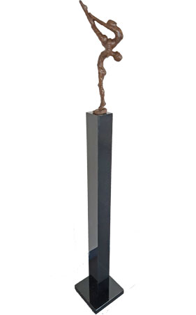 Granieten zuil met bronzen sculptuur